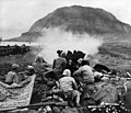 Canon de 37 mm tirant sur le mont Suribachi.