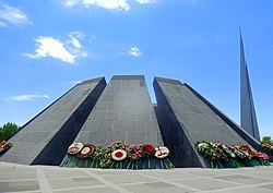La monumento kun obelisko (2017)
