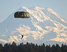 Ein kanadischer Fallschirmjäger der Sondereinsatzkräfte setzt vorm Mt. Rainier zur Landung an. KW 49 (ab 1. Dezember 2013)