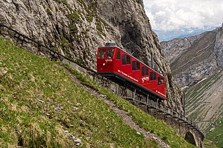 Un tren al căii ferate cu cremalieră Pilatus urcă muntele