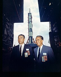 Wernher von Braun a Marshall Űrközpont és Kurt Debus a Kennedy Űrközpont igazgatója az AS–500F VAB-csarnokból való kigördítésekor