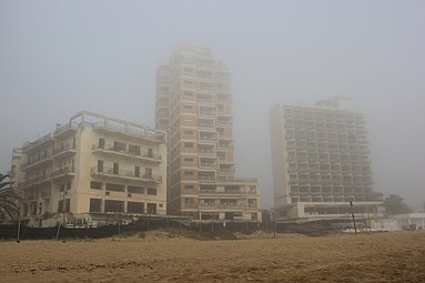 Покинуті готелі на пляжі (2016)