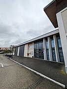 Bibliothèque municipale Pénélope-Bagieu (à droite), salle communale (à gauche rideaux fermés)