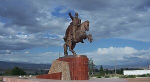 Photographie einer reiterstatue mit bergen im Hintergrund