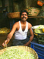 Mann med enkelt raudt merke i Mumbai. Foto: Meena Kadri