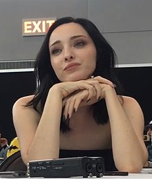 Emma Dumont at New York Comic Con 2017.jpg