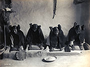 四位年轻的霍皮族印第安妇女在磨面,1906年,爱德华 S.柯蒂斯拍摄