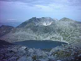 Il Lago della Vacca (2358 m) con il Monte Frerone (2673 m).