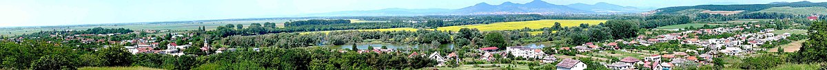 Panoráma Stredy nad Bodrogom z Tarbucky smerom na juh, západ a sever. Na horizonte vidno maďarskú časť Slanských vrchov od Tokaja po Sátoraljaújhely (Nové Mesto pod Šiatrom). Vpravo vidno kopce nad obcou Viničky, slovenskú časť oblasti, kde sa vyrába Tokajské víno.