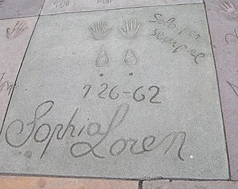 Sophia Lorens Hand- und Schuhabdrücke vor Grauman’s Chinese Theatre in Los Angeles