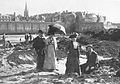 A. Dagnet avec son épouse Aline Lefèvre (à droite), et son beau-frère Henri Lefèvre avec Maria, à Saint Malo en 1900