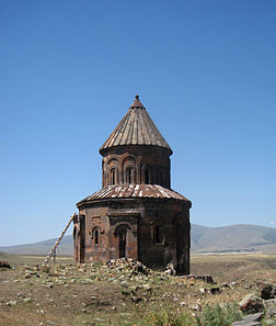Vestiges de l’église Saint-Grégoire d'Abougraments, au milieu des ruines de l'ancienne capitale arménienne d'Ani (province de Kars, Turquie). (définition réelle 2 346 × 2 766)