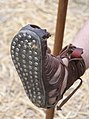 Una caliga romana; lo scarpone alto-imperiale andò col tempo perdendosi; la suola è rinforzata con chiodi metallici.