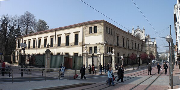 Eusko Legebiltzarraren eraikina, Gasteiz. Pantaleon Iradier arkitekto gasteiztarrak diseinatu zuen XIX. mendearen erdialdera.