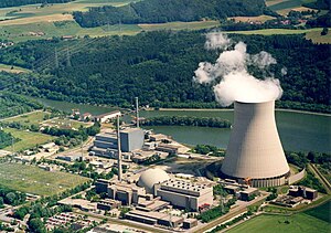 Kernkraftwerk Isar (Block 1 links im Bildhintergrund, Block 2 in der Mitte im Bildvordergrund, rechts der Kühlturm)