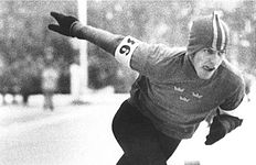 Vänster: Skridskoåkaren Jonny Nilsson tilldelades bragdguldet efter tre VM-guld 1963 på 5 000 och 10 000 meter och sammanlagda poäng. Höger: Björn Borg tilldelades bragdguldet två gånger under sin karriär.