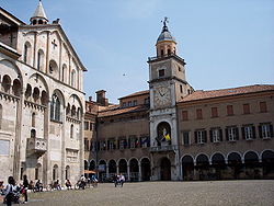 Katedral (kiri) dan Dewan Bandaraya Modena (kanan)