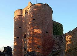 Äußeres Burgtor und die markanten Batterietürme