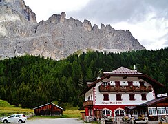 Le refuge Monti Pallidi, situé entre Canazei et le col Sella.