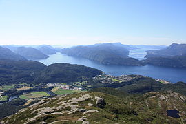 Sand og Sandsfjorden, sett frå Hellandsnuten