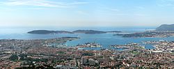 Toulonin kaupunkia ja sotasatamaa.