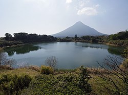 鏡池と開聞岳