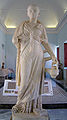 Situla taşıyan İsis rahibesi Roma heykeli