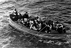 סירת הצלה ובתוכה ניצולים מאוניית הנוסעים טיטניק שטבעה ב-15 באפריל 1912