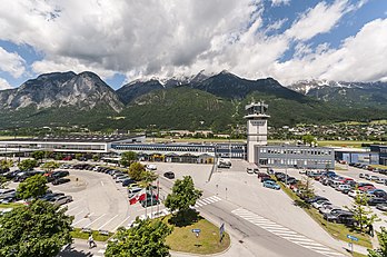 Aeroporto de Innsbruck, Áustria. O aeroporto está localizado a cerca de 3,5 quilômetros do centro da cidade, no distrito de Höttinger Au, a oeste de Innsbruck. Em termos de número de passageiros, é o terceiro maior aeroporto da Áustria depois de Viena e Salzburgo. Como a rota de aproximação das aeronaves segue do leste sobre a cidade de Innsbruck e as ondas sonoras são refletidas nas encostas das montanhas do norte e do sul, há uma poluição sonora específica do tráfego aéreo. Isso foi considerado em 1990 com a restrição a aeronaves na categoria III de proteção contra ruído internacional mais silenciosa, conforme a ICAO. O aeroporto tem a regulamentação de horário operacional mais rígida de todos os aeroportos comerciais austríacos (6h30 às 23h00). (definição 4 231 × 2 810)