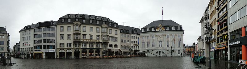Marktplatz met het Altes Rathaus van Bonn