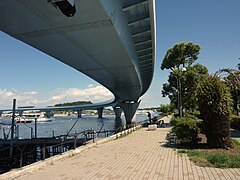 湾の南岸は遊歩道が整備されている