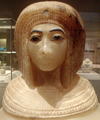 Gambar dekat alabaster Mesir guci kanopik yang diperkirakan menggambarkan rupa Kiya, dari makam KV55 - dipajang di Metropolitan Museum of Art