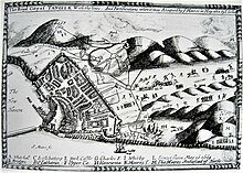 Plan en perspective cavalière d'une place forte donnant sur la mer (côté gauche et bas) entourée de montagnes schématisée laissant une route s'étendant à gauche où se déroulent des combats de cavaliers et d'épées