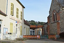 Le bâtiment de l'école communale est à gauche