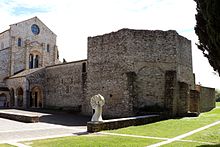 In primo piano, Il Battistero del complesso della Basilica di Santa Maria Assunta