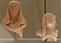 Figurini femminili li jġorru offerta, ċeramika, Età tal-Ħadid II