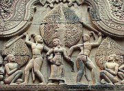 Fronton. Les asuras Sunda et Upasunda se disputant l'apsara Tilottama. Cambodge, Banteay Srei, vers 967. Grès. Musée Guimet