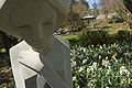 Una escultura de Frank Lloyd Wright recibe a los visitantes del jardín interesados en ver las flores de abril.