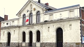 The town hall in Maing