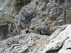Escaladores en vía ferrata, en los Dolomitas italianos