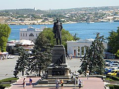 Monument à Nakimov sur la place éponyme.