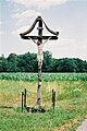 Un crucifijo en latín con una placa INRI estilizada pegada, en campos de maíz cerca de Mureck, Estiria, Austria