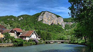 Le rocher de la Baume et le pont sur la Loue.