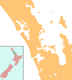 Mapa konturowa Auckland, blisko centrum na dole znajduje się punkt z opisem „Auckland”