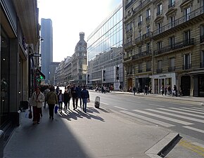 L'extrémité sud de la rue ; en arrière-plan, la tour Montparnasse et la gare de Paris-Montparnasse.