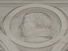 Bas-relief, la tête d'un homme de profil.