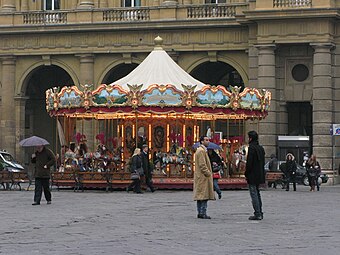 フィレンツェ・ヴェッキオ宮殿前広場に設置された、移動式メリーゴーラウンド