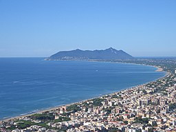 Terracina. I bakgrunden Monte Circeo.