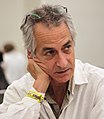 David Strathairn incarne Peter Kotsiopoulos, alias le « Directeur »