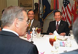좌측의 도널드 럼즈펠드 미국 국방장관과 가운데 양성철 주미대사와 우측의 김동신 국방장관(2001년)